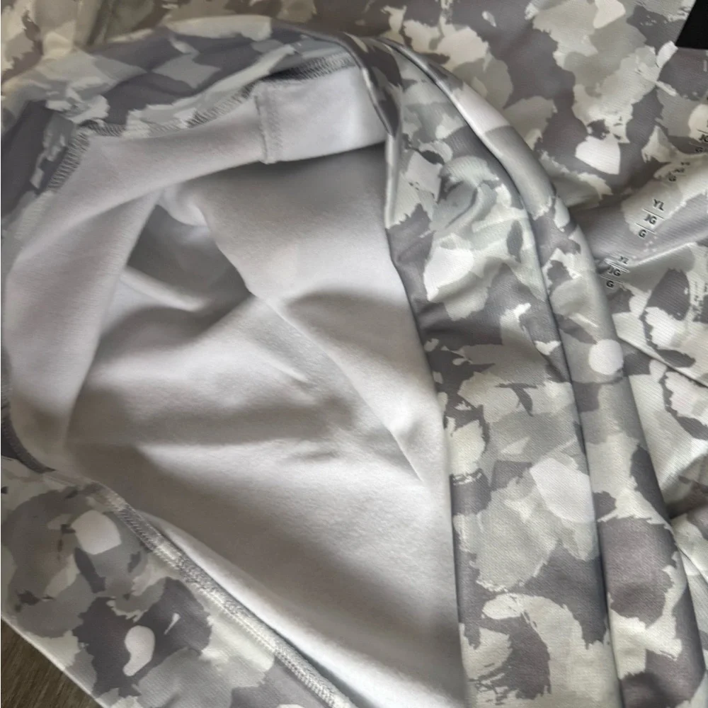 Boys Under Armour White and Gray Camo Hoodie Large - Picture 4 of 4